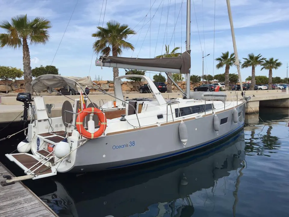 Beneteau Oceanis 38