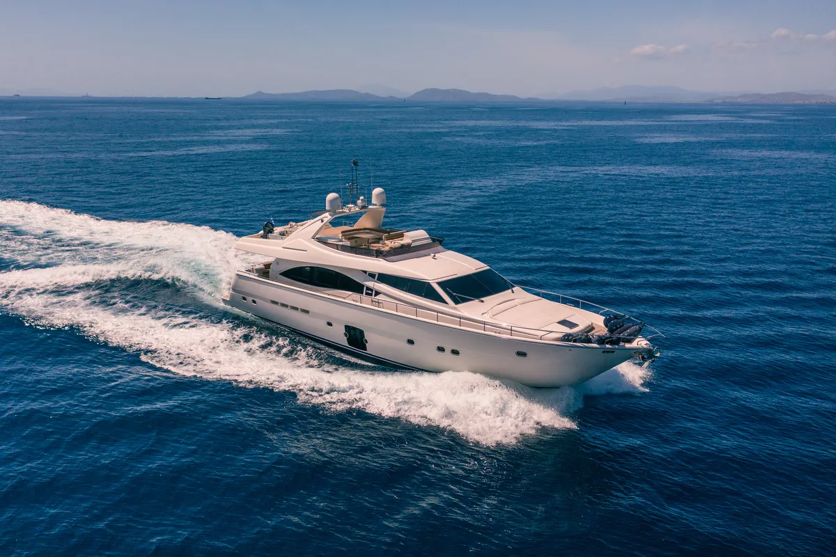 Ferretti 830