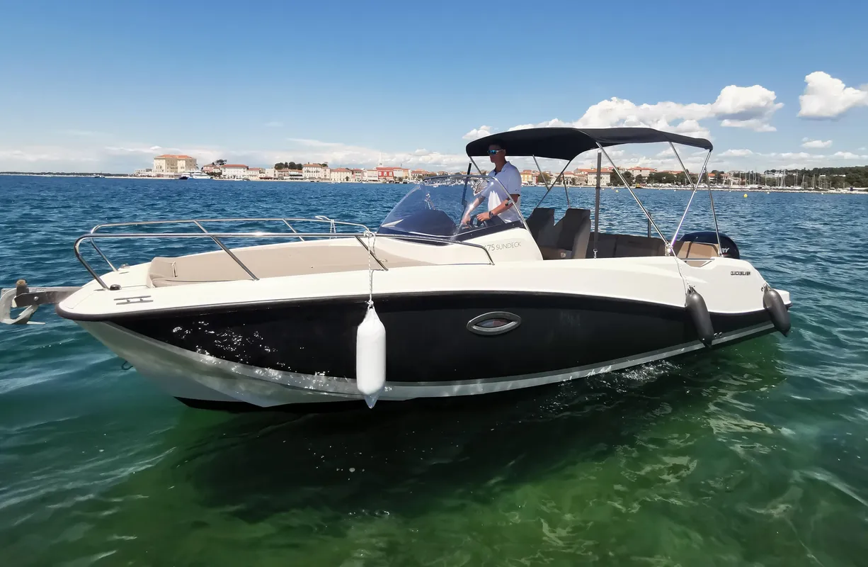 Quicksilver 675 Active Sundeck