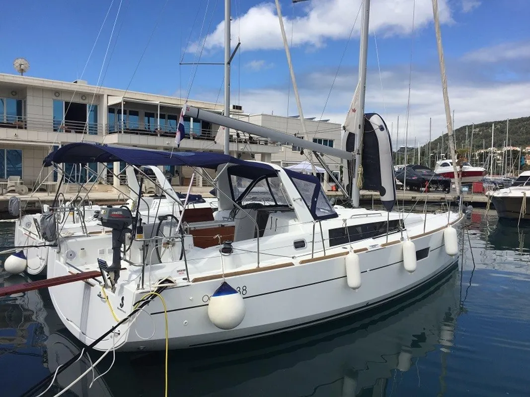 Beneteau Oceanis 38