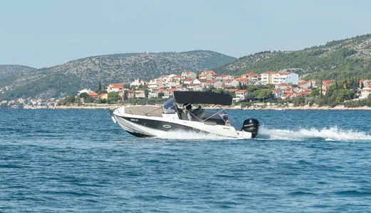 Quicksilver Activ 755 Sundeck