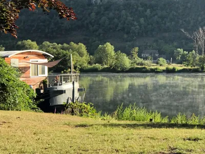 BATEAU STATIONNAIRE