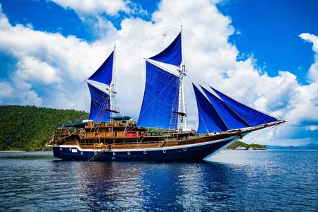 Sea Safari Cruises Phinisi (schooner)