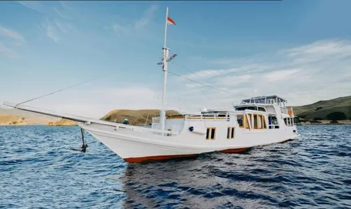 Wooden yacht 