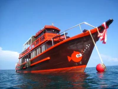 Diving boat