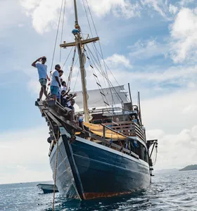 Traditional Sulawesi Pinisi (Diving)
