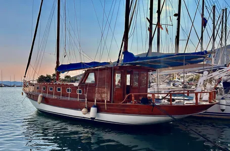 Sail with our Wooden Sailboat Full Day Trip with Meal 